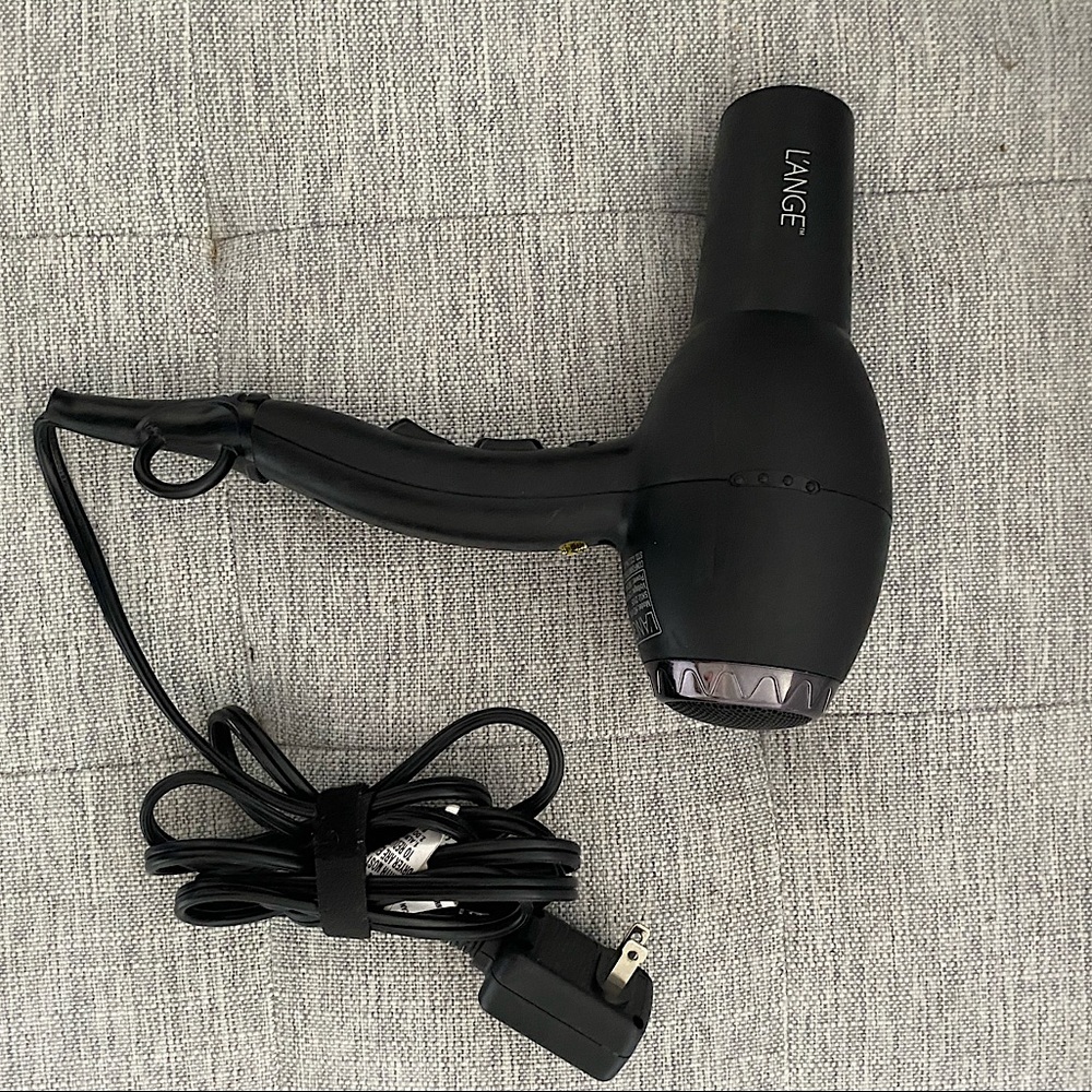 I have 2 blow dryers so selling one of them.